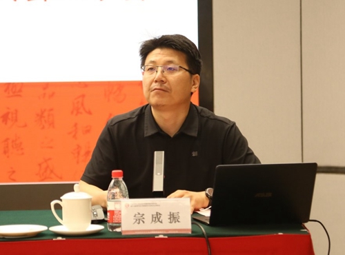 006 华体会(中国)书法教育专业委员会秘书长宗成振主持会议_500.jpg