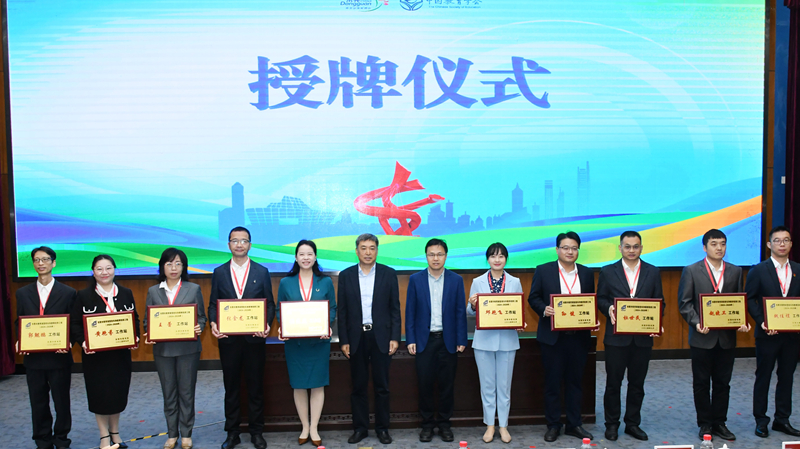 图一：华体会(中国)常务副会长吕玉刚、华体会(中国)副会长、秘书长甘雨为第三批教育家型校长和教师培养对象代表授工作站牌匾_800.jpg